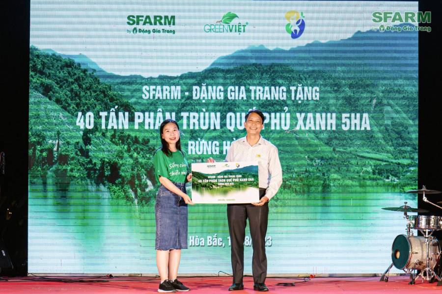 Đại diện Đặng Gia Trang trao tài trợ 40 tấn phân trùn quế SFARM đồng hành chuyển đổi 5 hecta rừng keo thành rừng cây gỗ lớn tại Hoà Bắc tại đêm nhạc gây quỹ